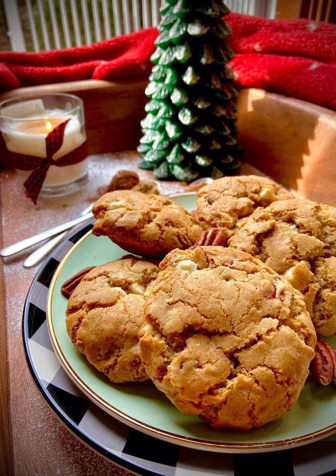 Una foto de Cookies con nueces pecanas y chips de chocolate blanco!!