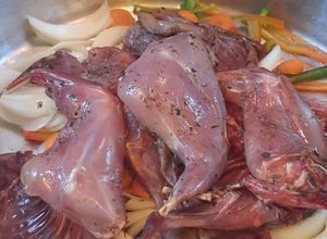 Una foto de Conejo ahumado, con pollo, longaniza ahumada y choritos