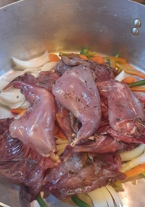 Una foto de Conejo ahumado, con pollo, longaniza ahumada y choritos