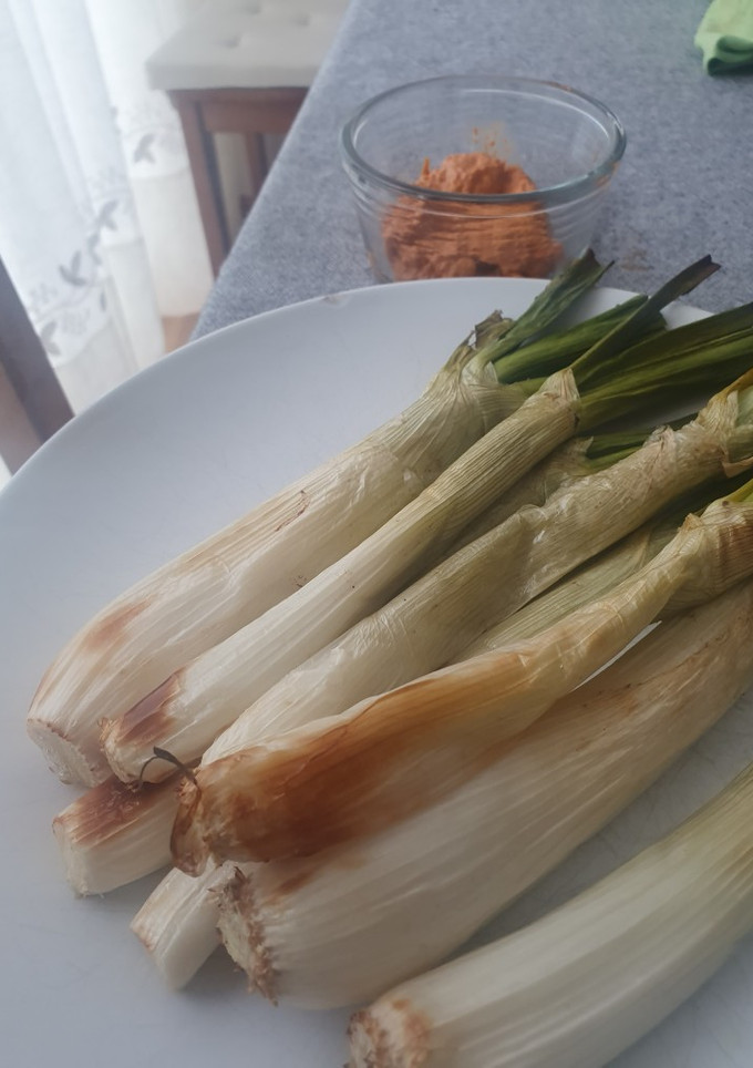 Una foto de Calçots al horno