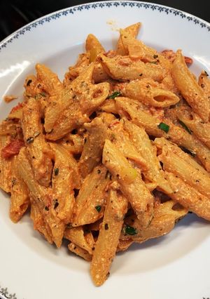 Une photo de Penne sauce crémeuse ricotta tomate et basilic