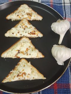 चीज़ गार्लिक ब्रेड (Cheese garlic bread recipe in Hindi) रेसिपी मुख्य फोटो