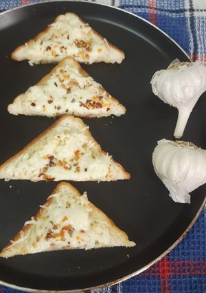 चीज़ गार्लिक ब्रेड (Cheese garlic bread recipe in Hindi) रेसिपी मुख्य फोटो