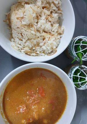 صورة لوصفة يخنة طماطم بالحمص مع رز بالشعرية
