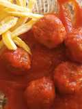 Albóndigas con tomate y patatas fritas