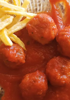 Una foto de Albóndigas con tomate y patatas fritas