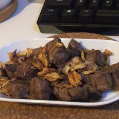 A picture of Short ribs with fried garlics.