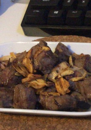 A picture of Short ribs with fried garlics.