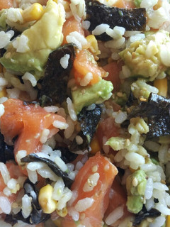 Una foto de Poke fácil de salmón y arroz