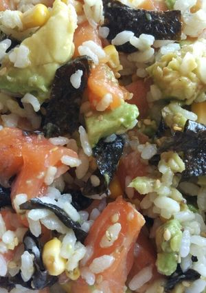 Una foto de Poke fácil de salmón y arroz