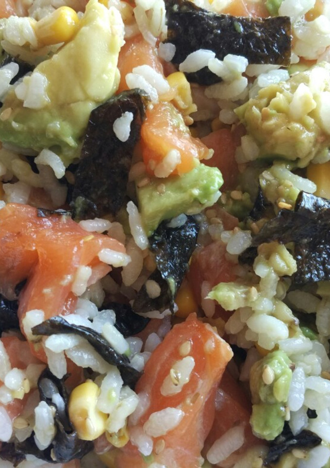Una foto de Poke fácil de salmón y arroz