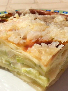 Una foto de Lasaña de calabacín con bechamel de huevo y queso 🥚🧀