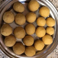 A picture of Besan ladoo.