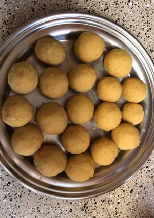 A picture of Besan ladoo.