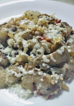 Una foto de Pollo y berenjenas salteados en wok o sartén