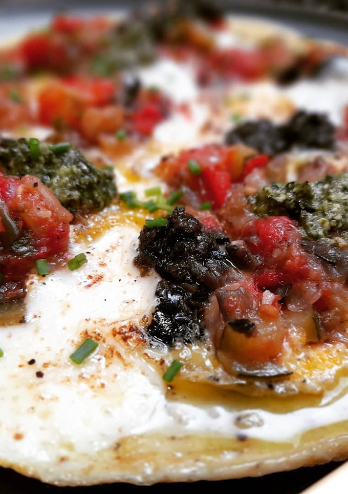 Una foto de Tortilla abierta de pisto y provolone