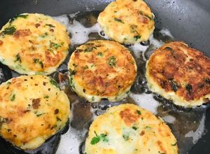 Una foto de Tortitas de papá con atún y queso canasto