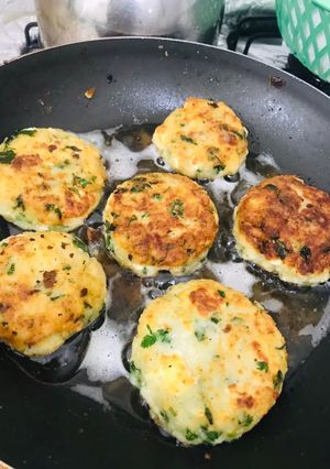 Una foto de Tortitas de papá con atún y queso canasto