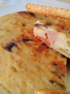 Una foto de Tortilla de alubias, cordero y verduras