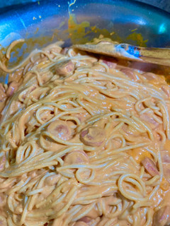 Una foto de Spaghetti rojo con salchichas