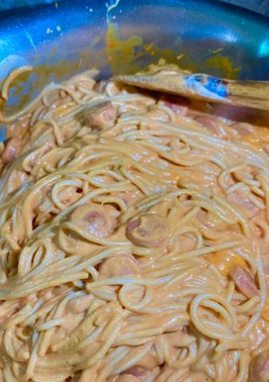 Una foto de Spaghetti rojo con salchichas