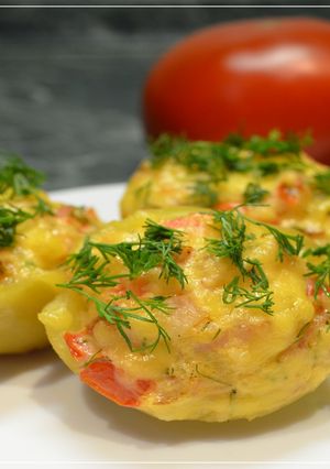 Фото Картофель фаршированный курицей и помидором.