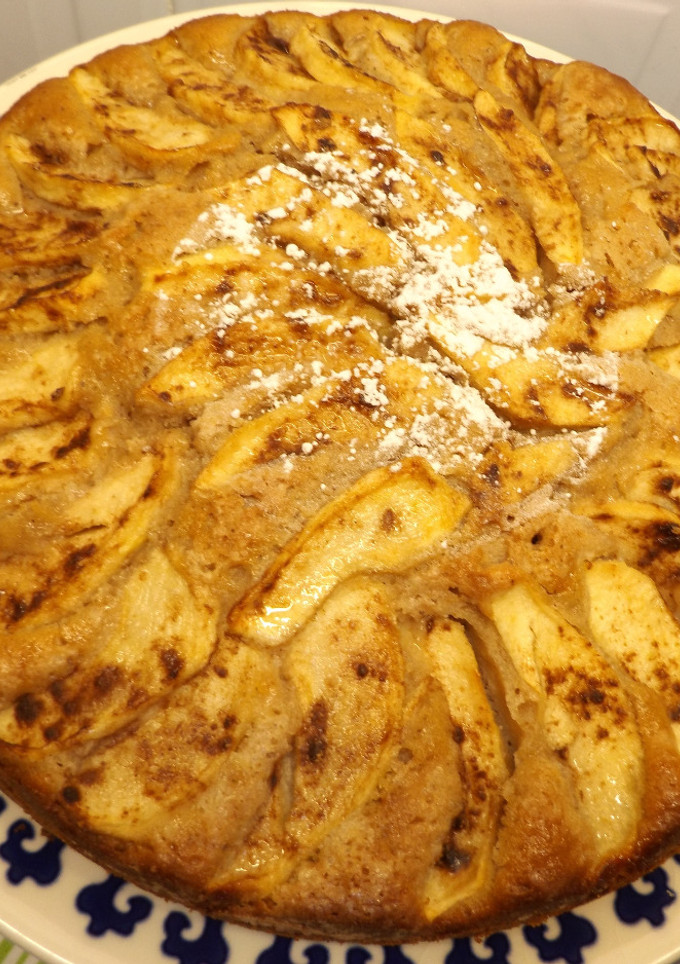Una foto de Bizcocho de manzanas viejas con especias variadas