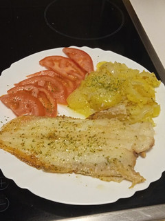 Una foto de Lenguado a la plancha con patatas al montón 😜😋