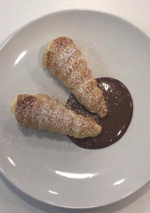 Foto principal de Canutillos de crema con cama de chocolate