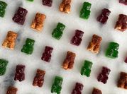 Una foto de gomitas de gelatina facil
