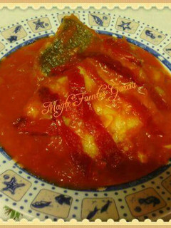 Una foto de Bacalao con tomate y piquillos caramelizados