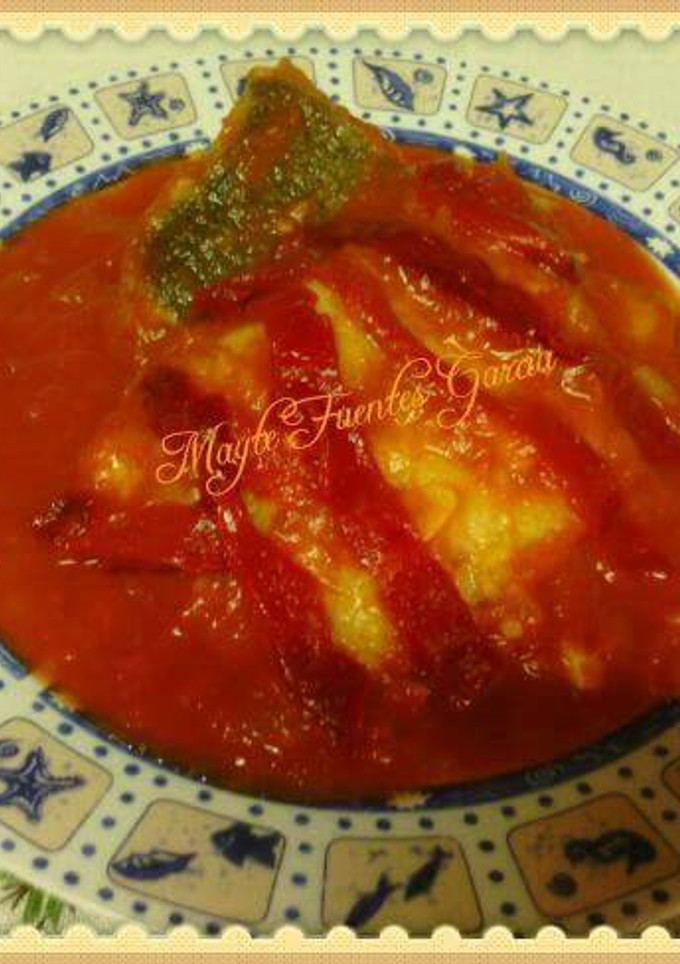 Una foto de Bacalao con tomate y piquillos caramelizados