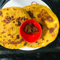 A picture of Missi Roti.