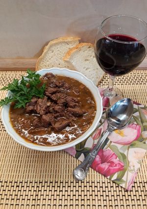 Parázson szelídített szarvaspörkölt 🫎🍷🫎🍷 recept fotója