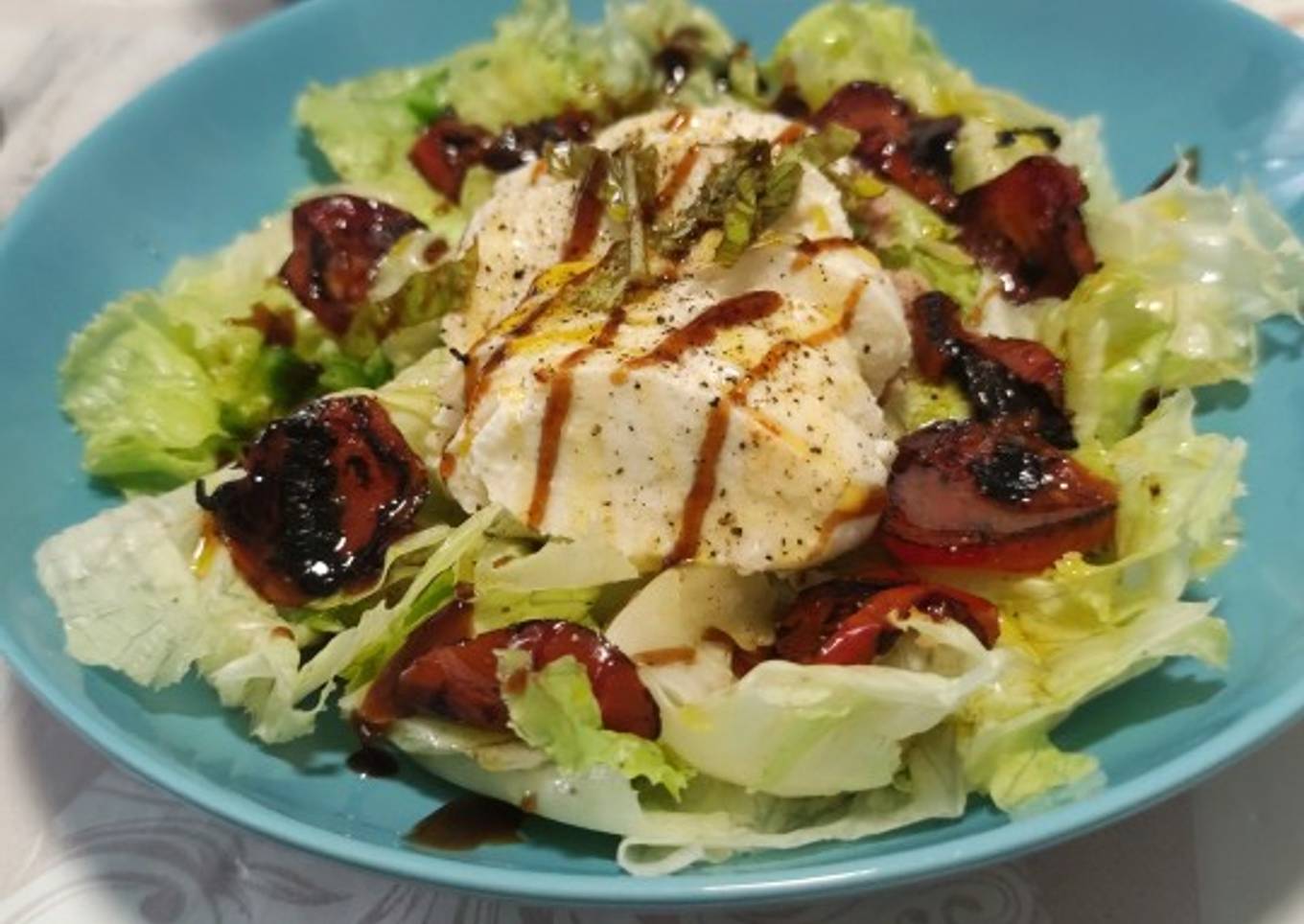 Ensalada de lechuga con mozzarella, tomate a la plancha y atún