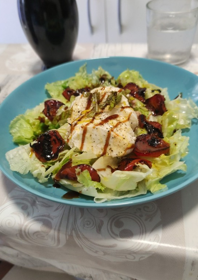 Una foto de Ensalada de lechuga con mozzarella, tomate a la plancha y atún