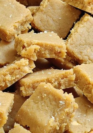 સુખડી (Sukhdi recipe in gujarati) રેસીપી મુખ્ય ફોટો