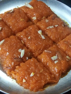 கேரட் பர்பி(carrot burfi recipe in tamil) செய்முறை முக்கிய புகைப்படம்