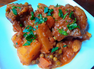 Una foto de Estofado de Carne, Papas y Arvejas