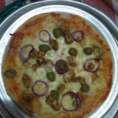 A picture of Chicken tikka pizza.