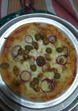 A picture of Chicken tikka pizza.