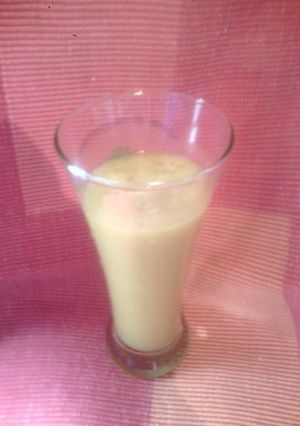 Una foto de Batido de kiwi, zanahoria, menta y coco
