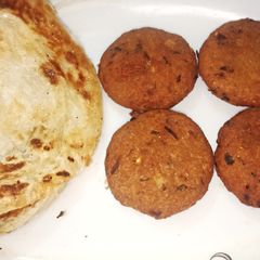 A picture of Paratha with kabAb.