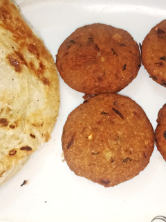 A picture of Paratha with kabAb.