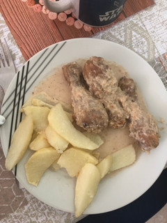 Una foto de Pollo con almendras y setas