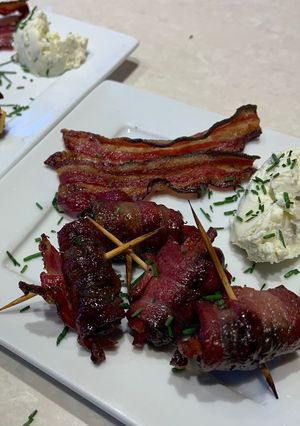 Une photo de Dattes fumées au chorizo, bacon et fromage à la crème (dessert)