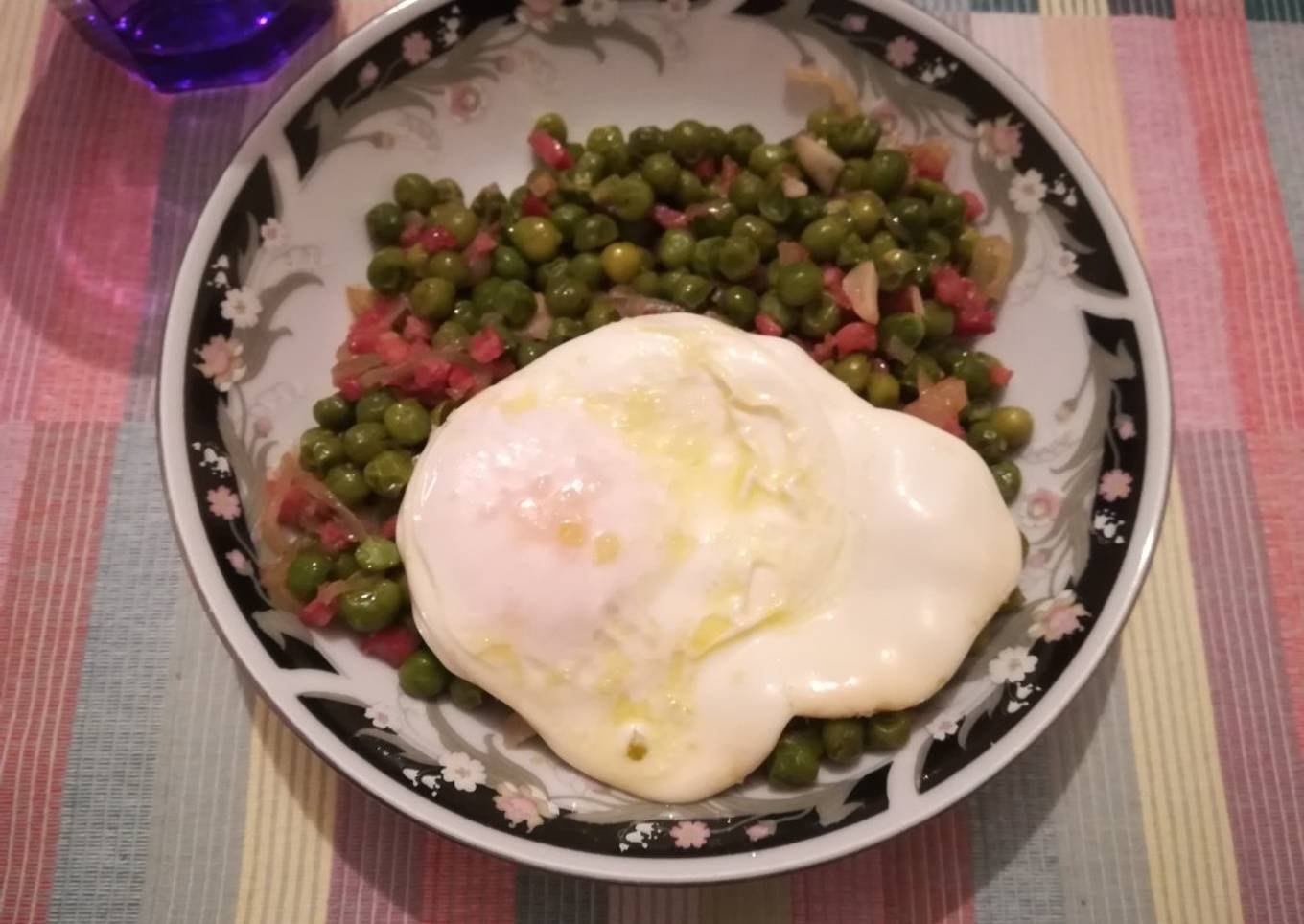 Salteado de guisantes con jamón y huevo