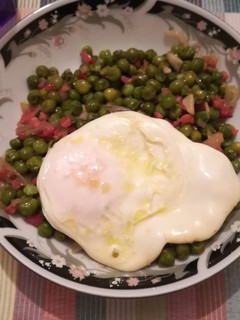 Una foto de Salteado de guisantes con jamón y huevo