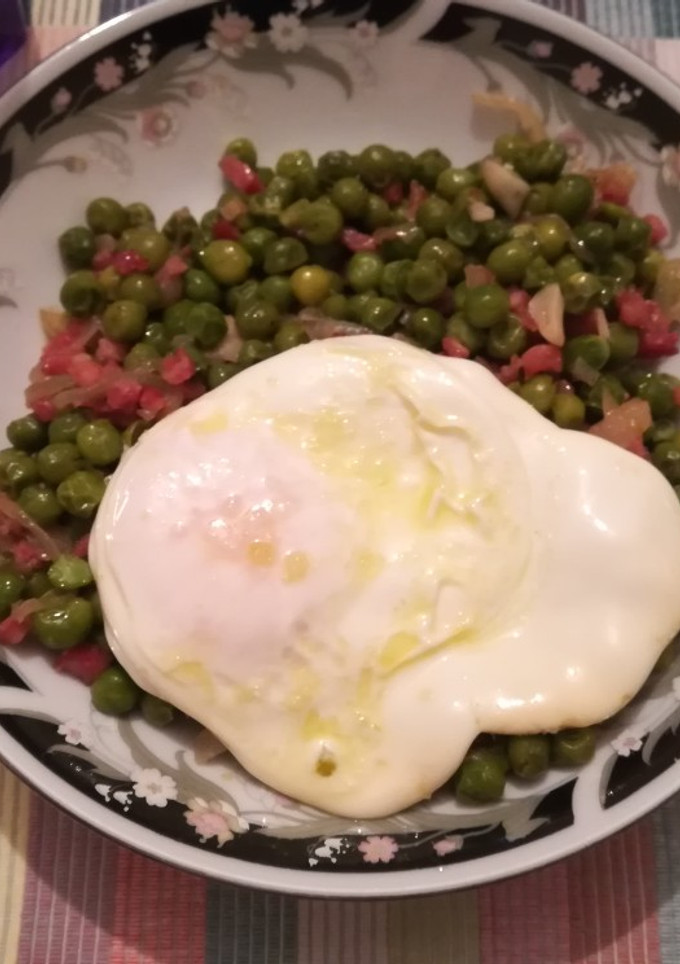 Una foto de Salteado de guisantes con jamón y huevo