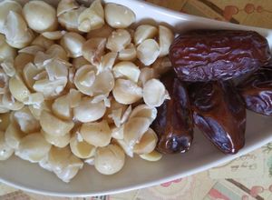 Hình của món Sữa hạt Macadamia và Chà Là.